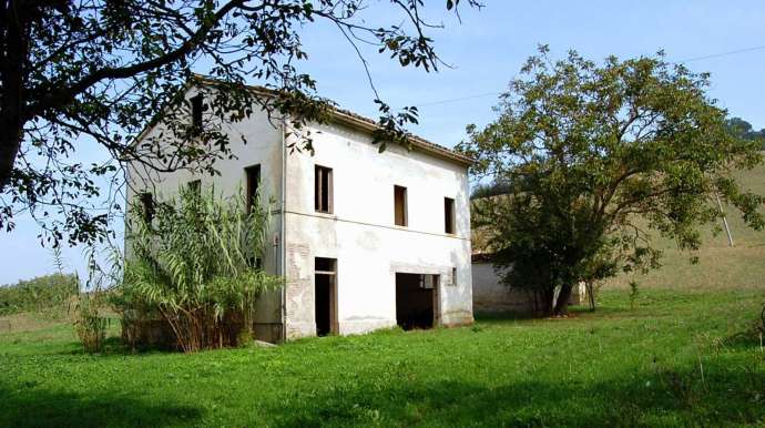 Farmhouse to restore in Tolentino