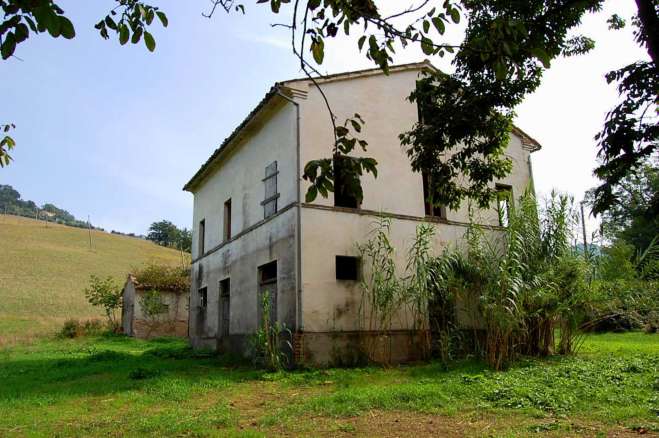 Farmhouse to restore in Tolentino