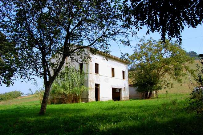 Farmhouse to restore in Tolentino