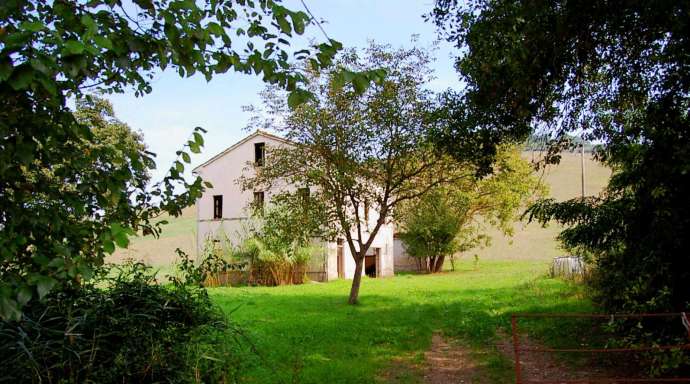 Farmhouse to restore in Tolentino