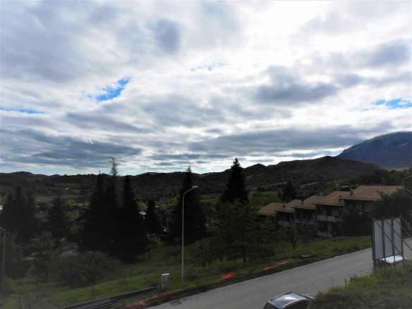 Appartamento a Sarnano con vista verso il centro del paese, le colline e le montagne