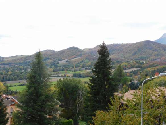 Appartamento a Sarnano con vista verso il centro del paese, le colline e le montagne