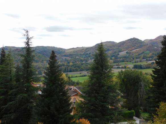 Appartamento a Sarnano con vista verso il centro del paese, le colline e le montagne