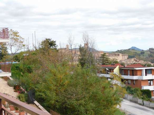 Appartamento a Sarnano con vista verso il centro del paese, le colline e le montagne