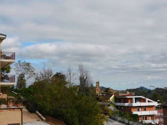 Appartamento a Sarnano con vista verso il centro del paese, le colline e le montagne