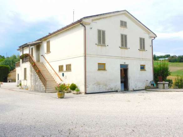 Casolare nelle campagne di Sant'Angelo in Pontano