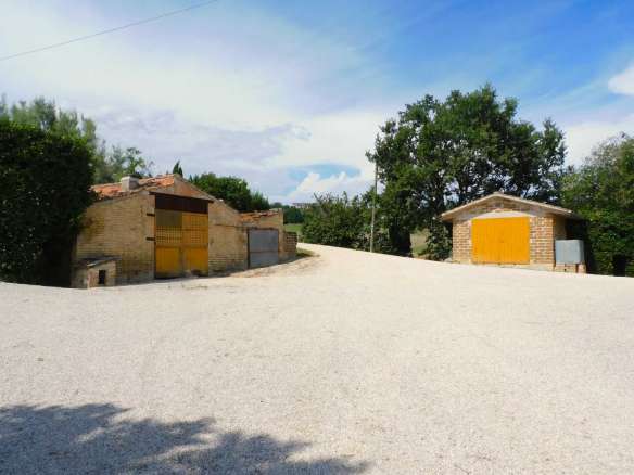 Casolare nelle campagne di Sant'Angelo in Pontano