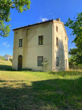 Immobile da ristrutturare con terreno agricolo