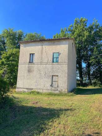 Immobile da ristrutturare con terreno agricolo