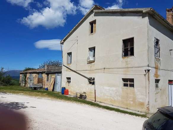 Casale da ristrutturare nelle campagne di Sant'Angelo in Pontano