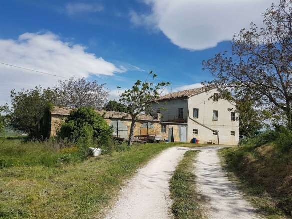 Casale da ristrutturare nelle campagne di Sant'Angelo in Pontano