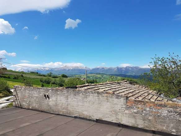 Casale da ristrutturare nelle campagne di Sant'Angelo in Pontano