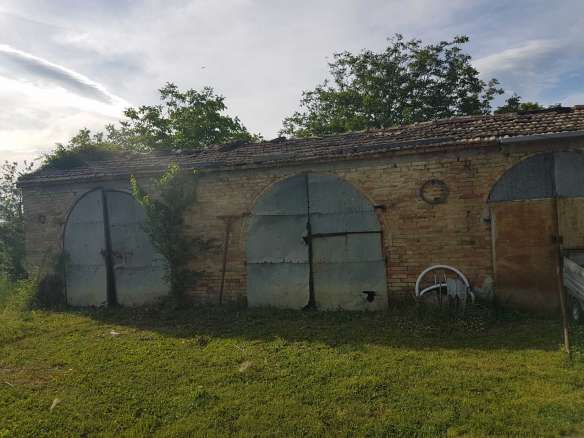 Casale da ristrutturare nelle campagne di Sant'Angelo in Pontano