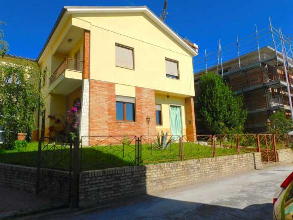 villa unifamiliare con corte privata a Sarnano