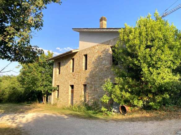 Casale a Collina con ampia corte e accessori