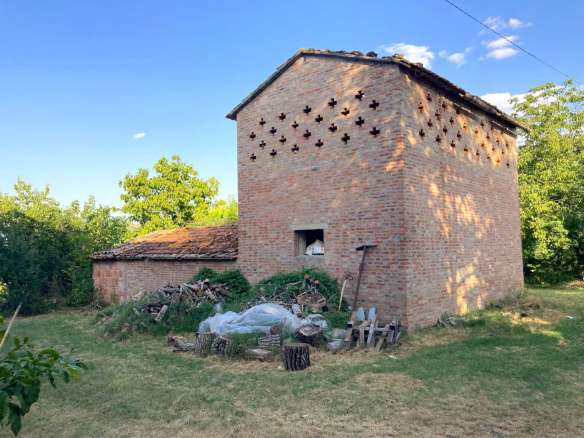 Casale a Collina con ampia corte e accessori