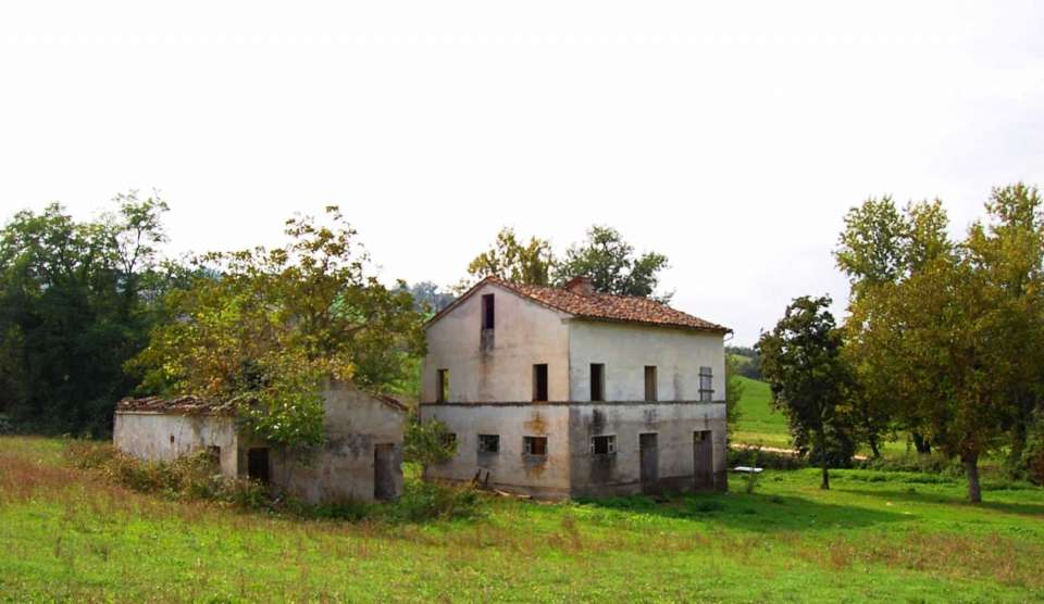 Farmhouse to restore in Tolentino