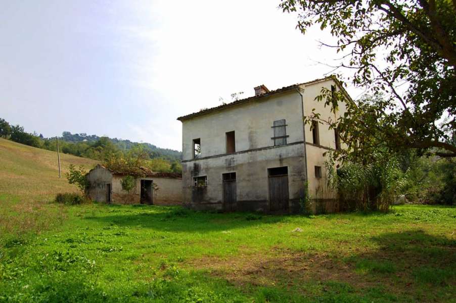 Farmhouse to restore in Tolentino