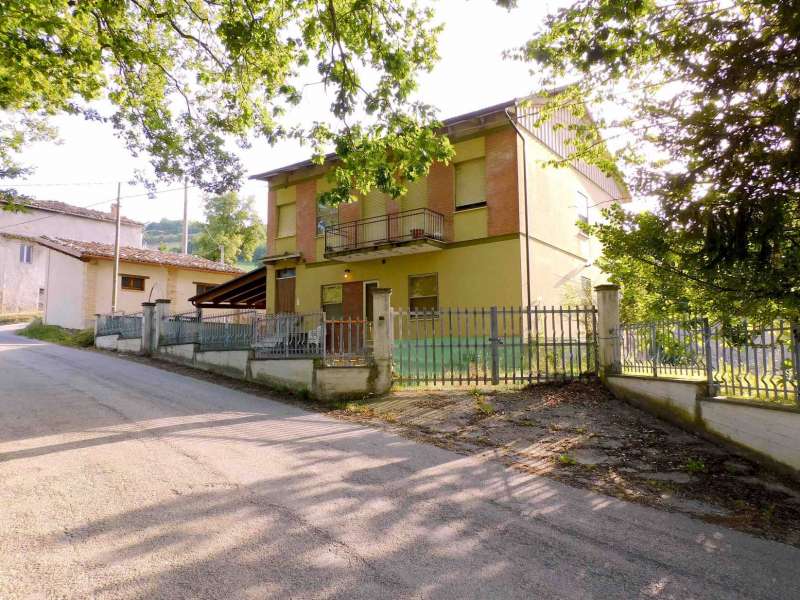 Villa a Sarnano in località Magliarelli