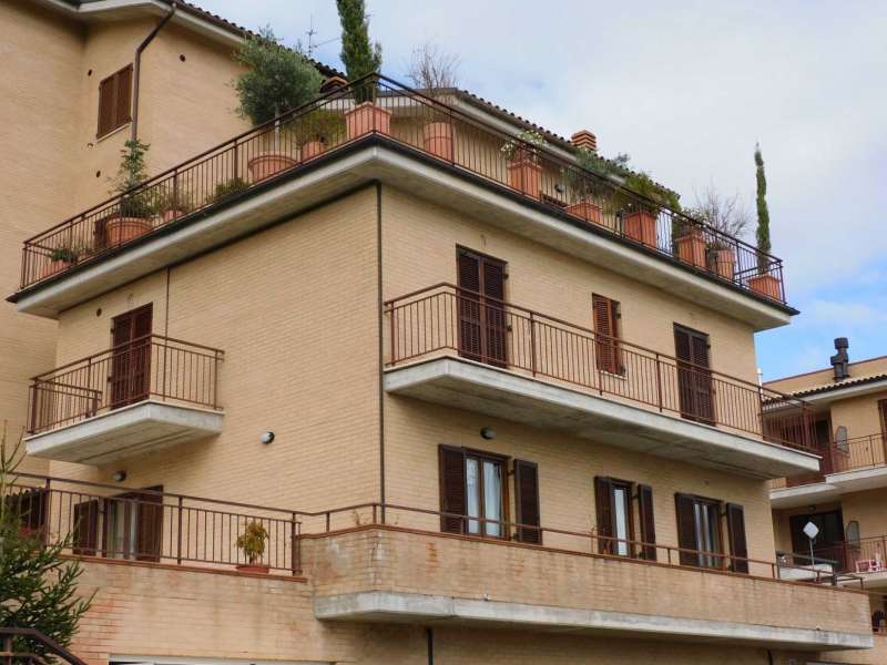 Appartamento a Sarnano con vista verso il centro del paese, le colline e le montagne