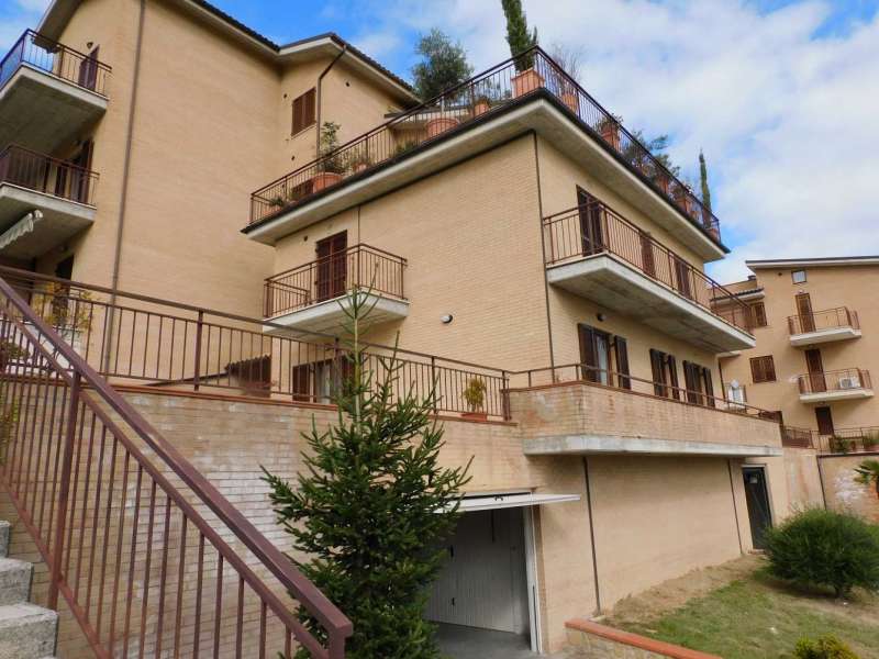 Appartamento a Sarnano con vista verso il centro del paese, le colline e le montagne