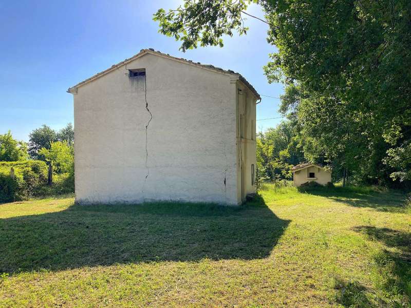 Immobile da ristrutturare con terreno agricolo