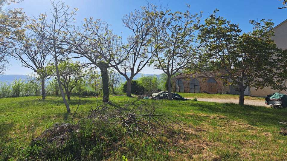 Casale da ristrutturare nelle campagne di Sant'Angelo in Pontano