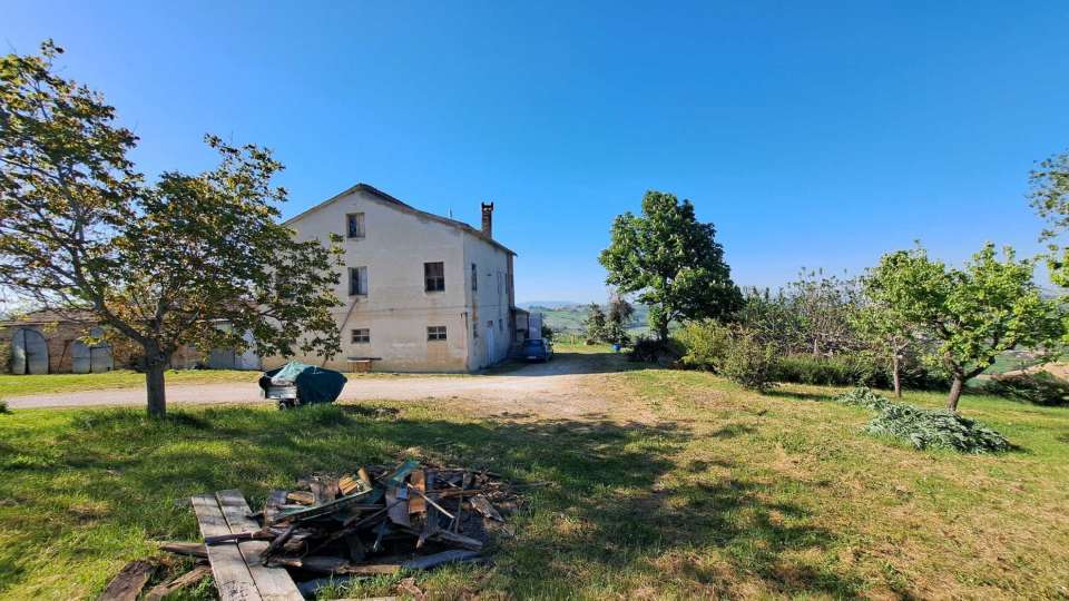 Casale da ristrutturare nelle campagne di Sant'Angelo in Pontano