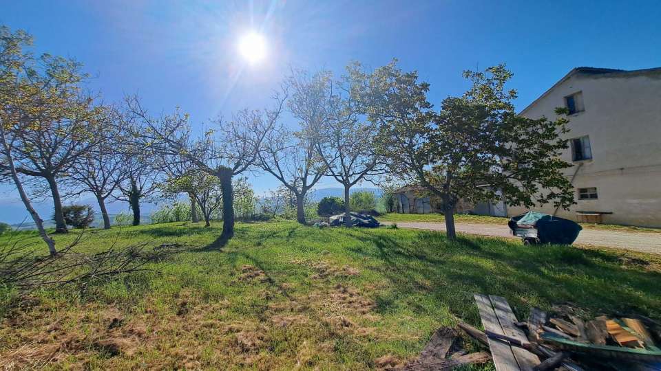 Casale da ristrutturare nelle campagne di Sant'Angelo in Pontano