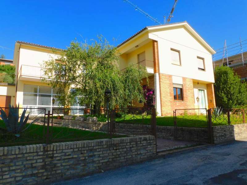 villa unifamiliare con corte privata a Sarnano