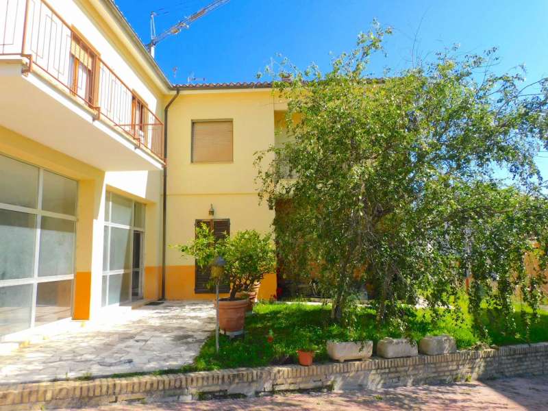 villa unifamiliare con corte privata a Sarnano