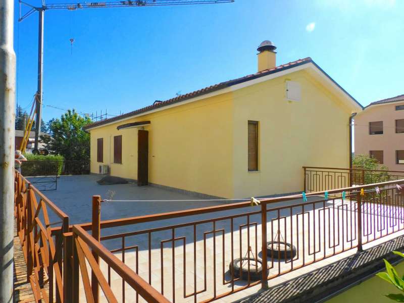 villa unifamiliare con corte privata a Sarnano