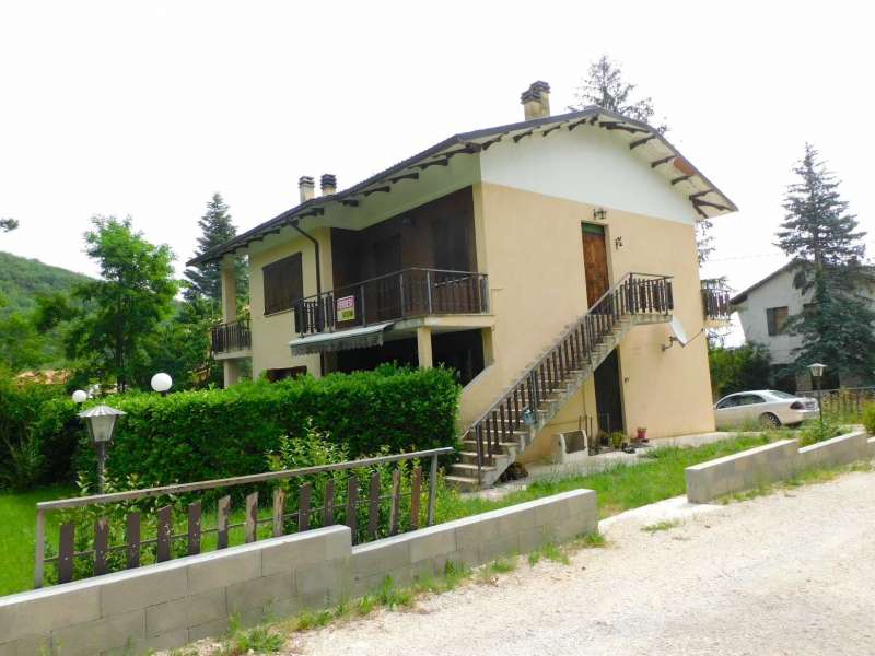 Appartamento al piano terra in villa bifamiliare in contrada Brilli a Sarnano