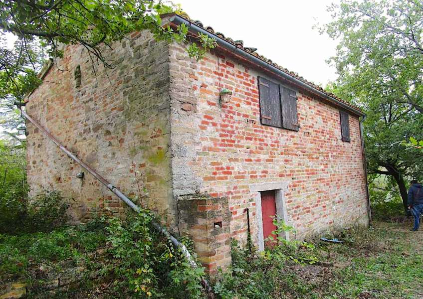 Casale da ristrutturare in campagna 