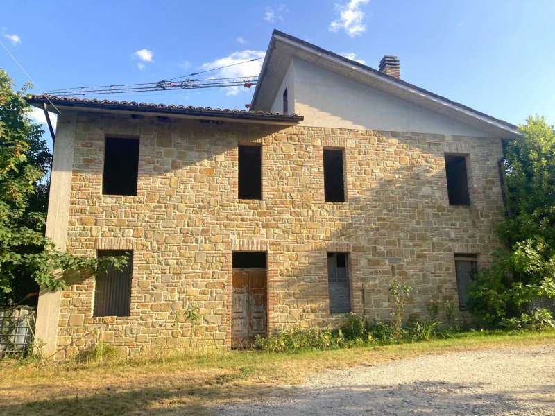 Casale a Collina con ampia corte e accessori