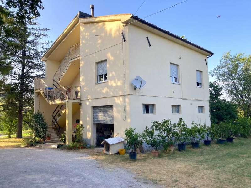 Casale a Collina con ampia corte e accessori