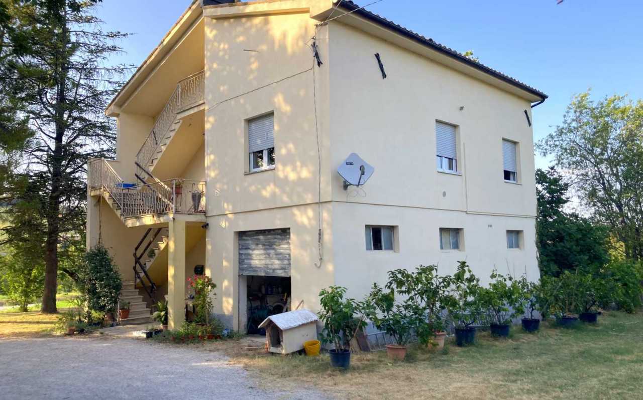 Casale a Collina con ampia corte e accessori